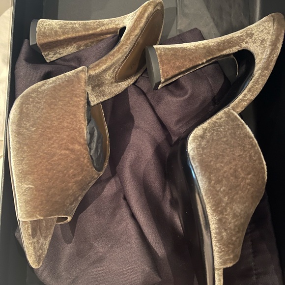 NIB YSL Saint Laurent dove grey velour heels size 36 - Picture 9 of 10